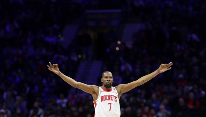 37岁背靠背40分钟！申京1板5失误活久见 队友对手一起逼出最累KD